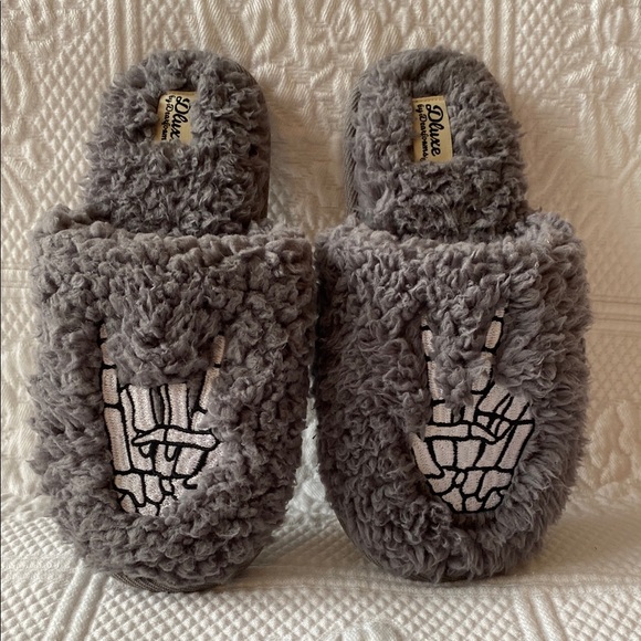 dearfoams Other - Dluxe By Dearfoams Kids' Skeleton Peace Sign Slide Slippers